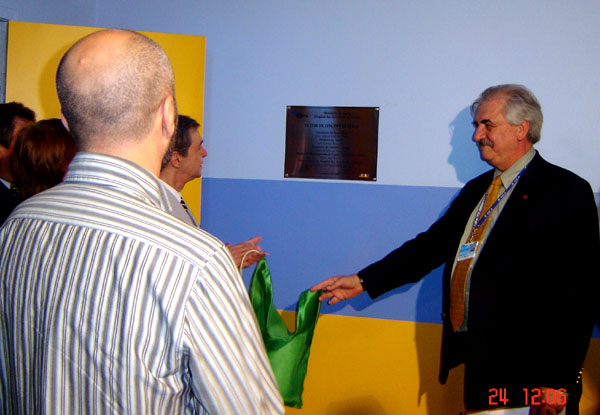 Descerramento da placa de inauguração com a presença do Dr. Luiz Antônio Santini, presidente do Instituto Nacional do Câncer  e do Dr. Leslie de Albuquerque Aloan, Diretor do HSE