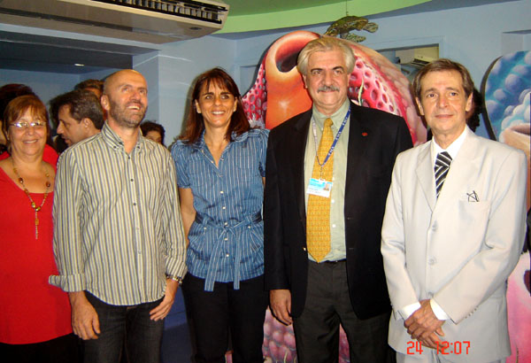 O Diretor do HSE Dr. Leslie de Albuquerque Aloan recebe autoridades durante a inauguração do novo Setor de Oncopediatria do HSE. O cenógrafo Gringo Cárdia, autor do projeto de ambientação física, Ana Beatriz Azeredo, Diretora do Instituto Desiderata e o Dr. Luiz Antônio Santini, Diretor do INCA