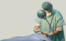 Médico durante ato cirúrgico