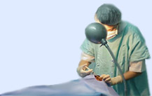 M&eacute;dico durante ato cir&uacute;rgico